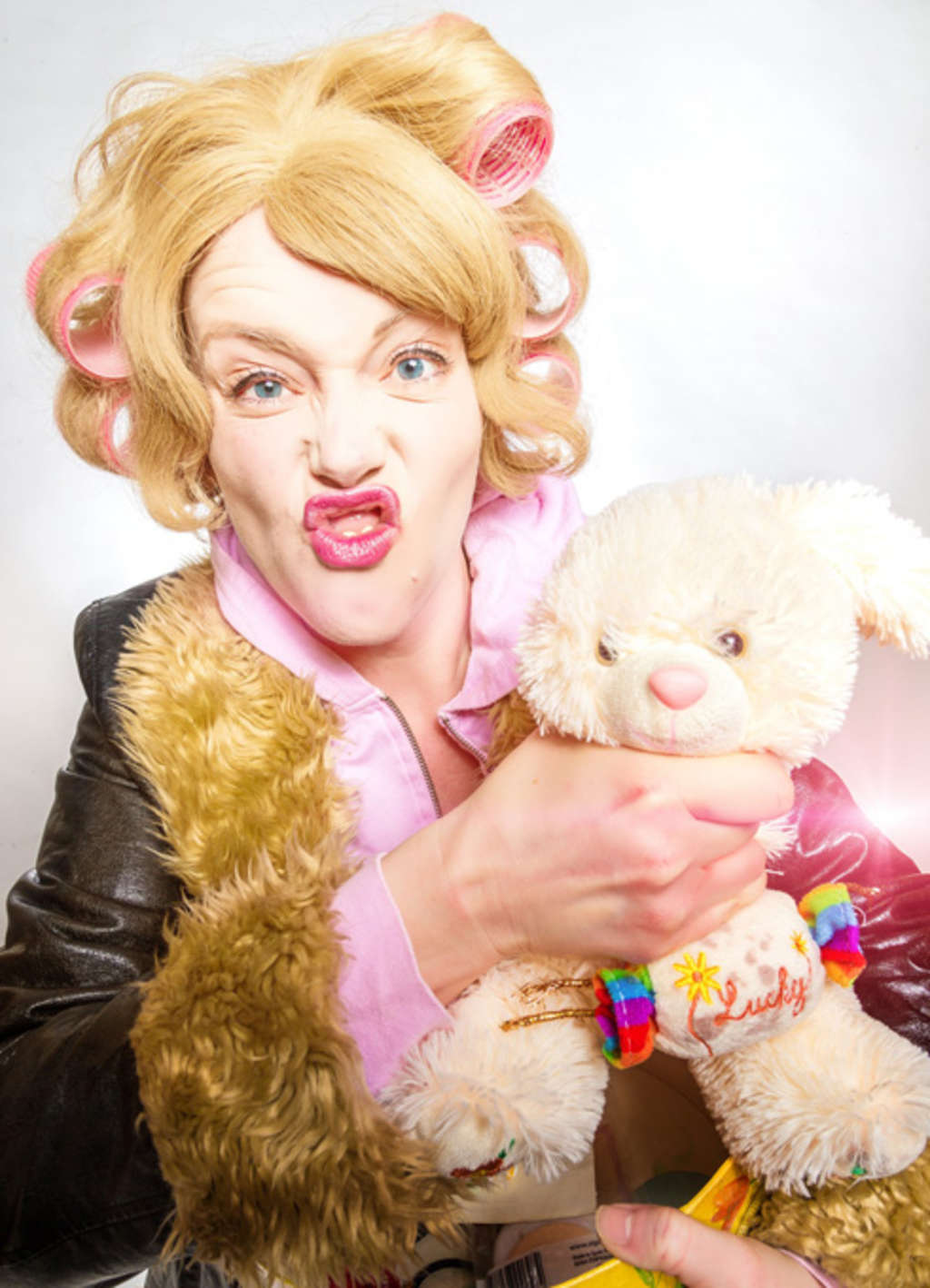 Dat Rosi mit Lockenwicklern im Haar drückt ein Stofftier fest an den Hals