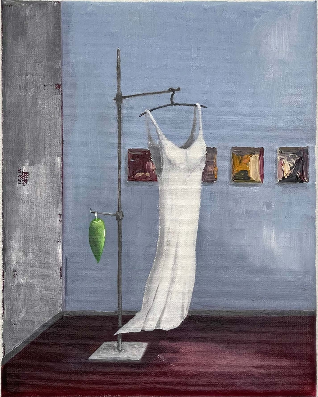 Gemälde: Weißes Kleid hängt mit Kleiderbügel an einer Stange. Die Stange befindet sich in einem Raum mit rotem Teppichboden und grau-blauen wänden. Im Hintergrund hängen 4 Bilder an der Wand. 