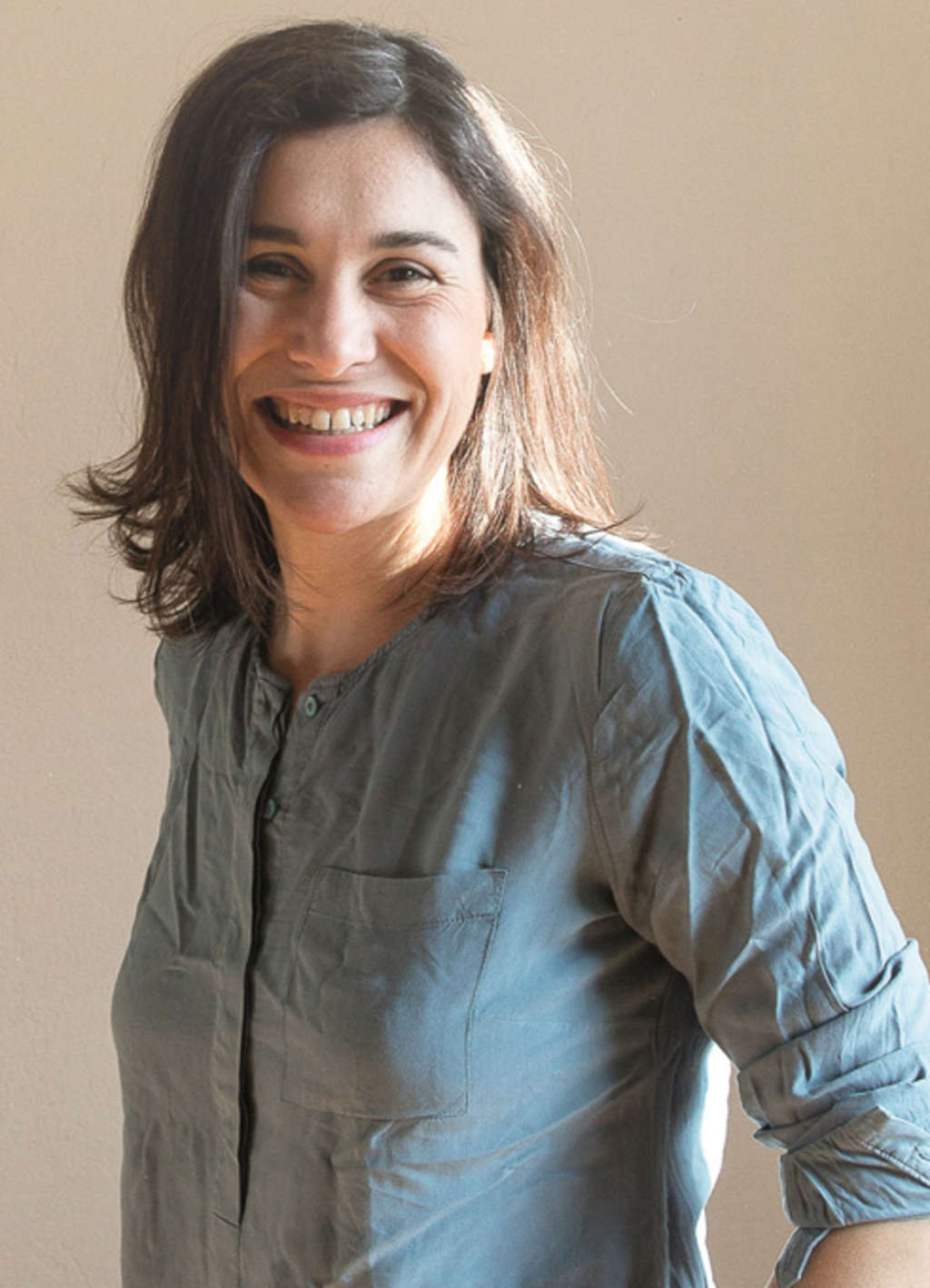 Mia Pittroff in blauer Bluse