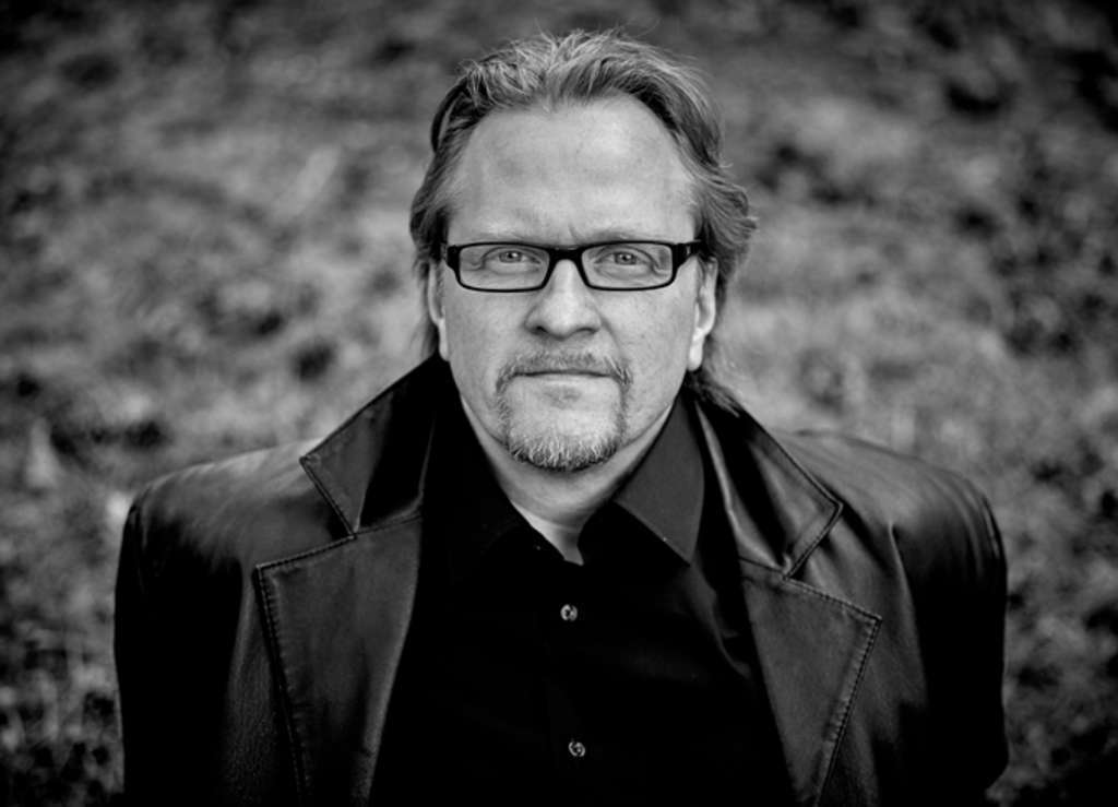 Schweiger mit Brille und Lederjacke