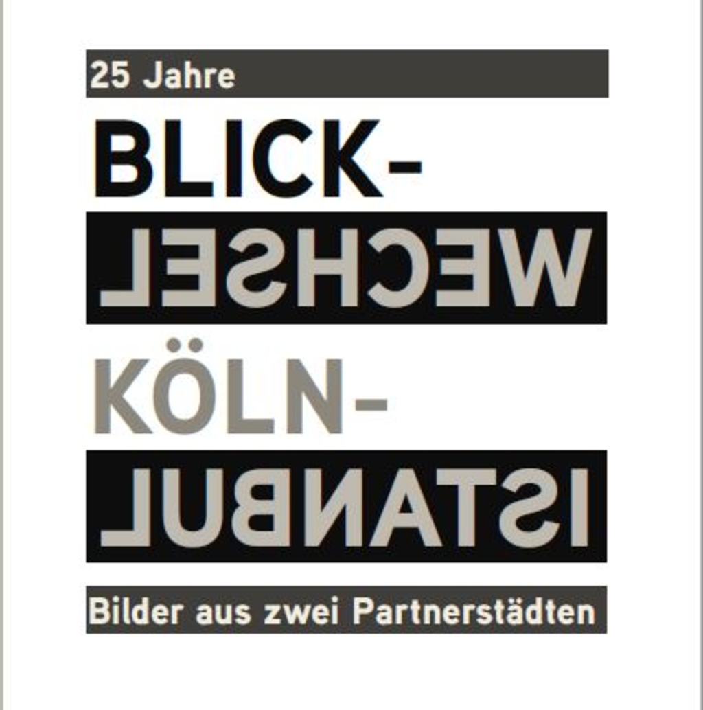 Ausstellungstitel schwarz auf weiß und hellgrau auf schwarz: 25 Jahre Blickwechsel Köln-Istanbul Bilder aus zwei Partnerstädten