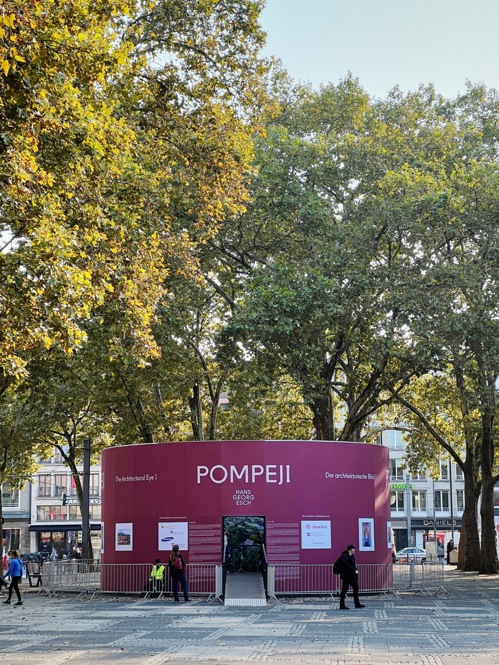 Foto der violetten Rotunde (zylindrisches Bauwerk) zur Ausstellung "Pompeji" des Fotografen HGEsch auf dem Neumarkt 