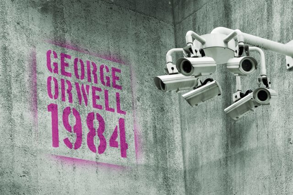 Pinker Schriftzug George Orwell 1984 rechts installierte Überwachungskameras