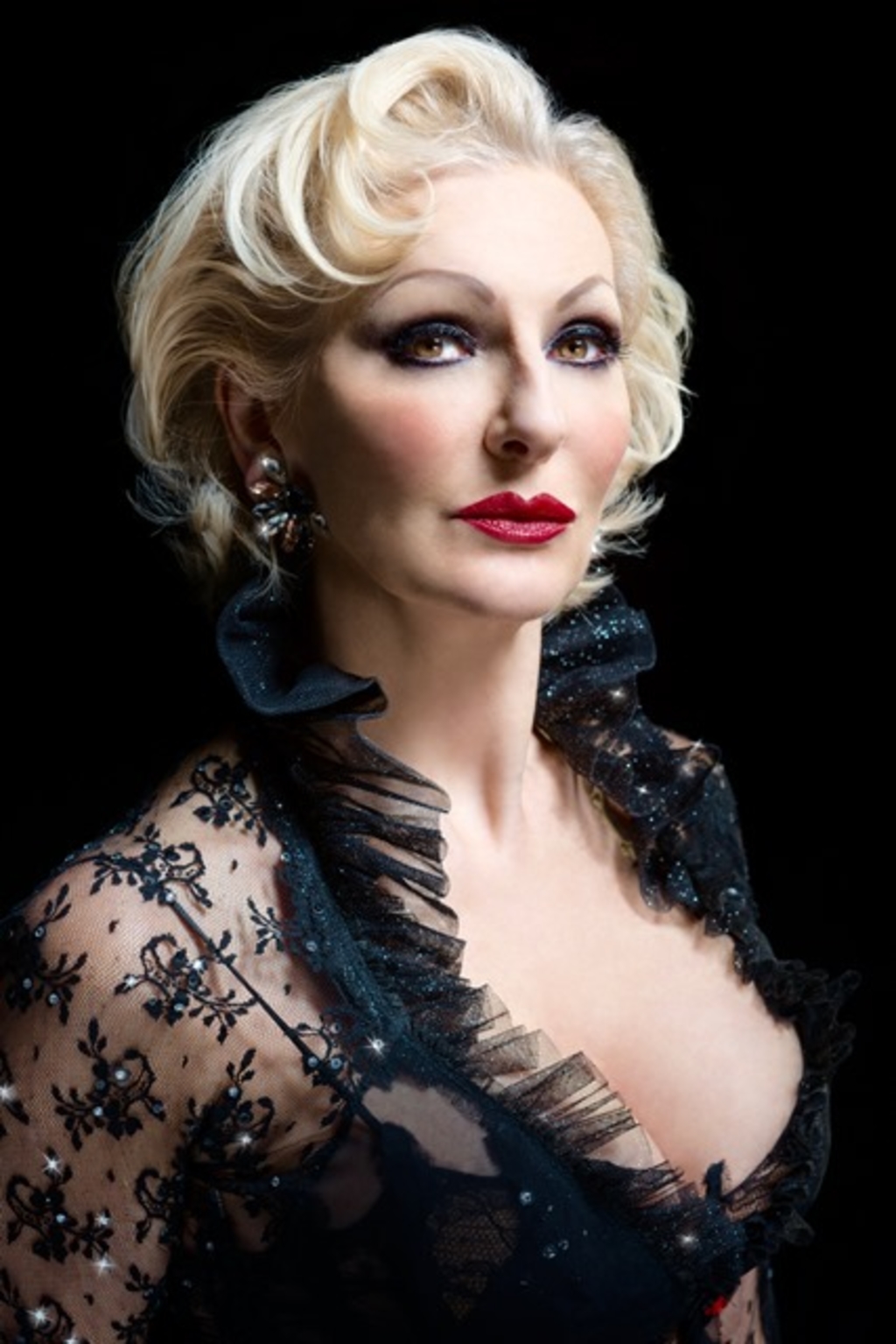 Désirée Nick schaut glamourös geschminkt in die Kamera