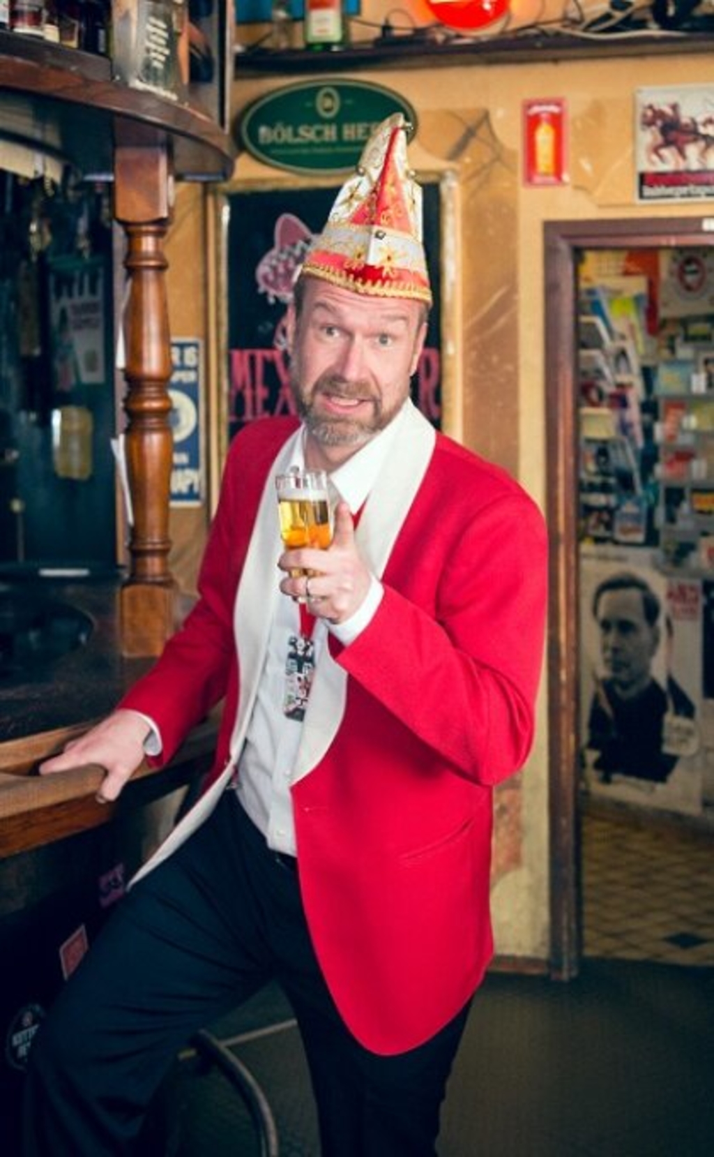 Volker Weininger als Sitzungspräsident an der Theke mit Bierglas in der Hand