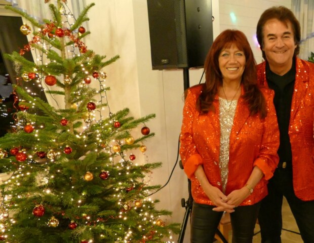 Marina Kirsten und Ian Bishop vor einem Weihnachtsbaum