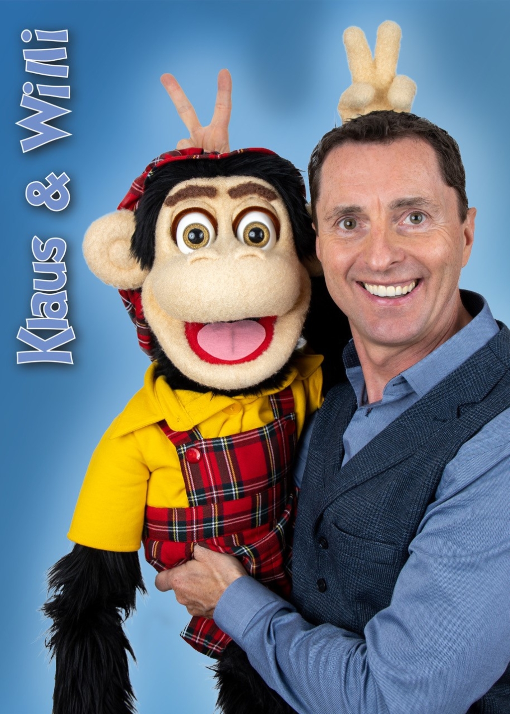 Foto von einem Mann, der eine Handpuppe auf dem Arm hat