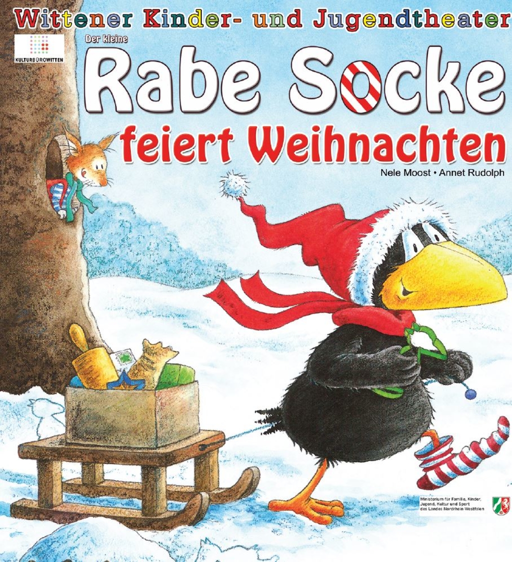 Ein Rabe trägt eine Socke und zieht einen Schlitten hinter sich her.