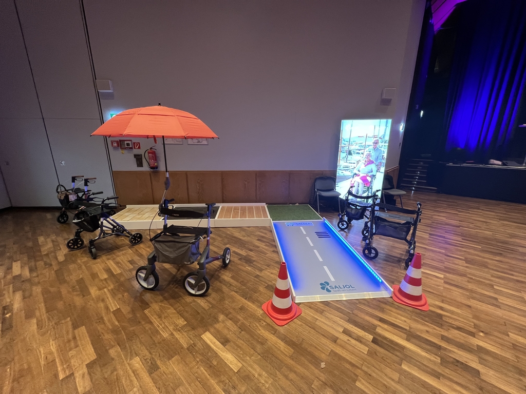 Foto von mehreren Rollatoren und einem Übungsweg