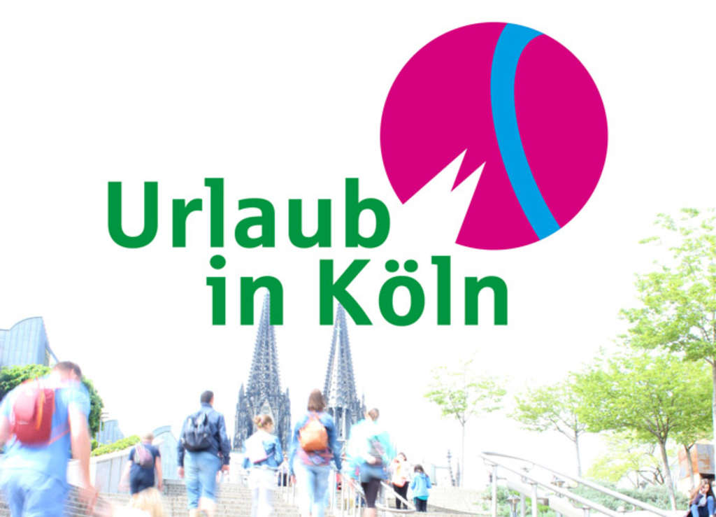 Fotografik zur Veranstaltung "Urlaub in Köln", Logo und Schriftzug stehen im Vordergrund, der Dom und Touristen auf der Treppe im Hintergrund