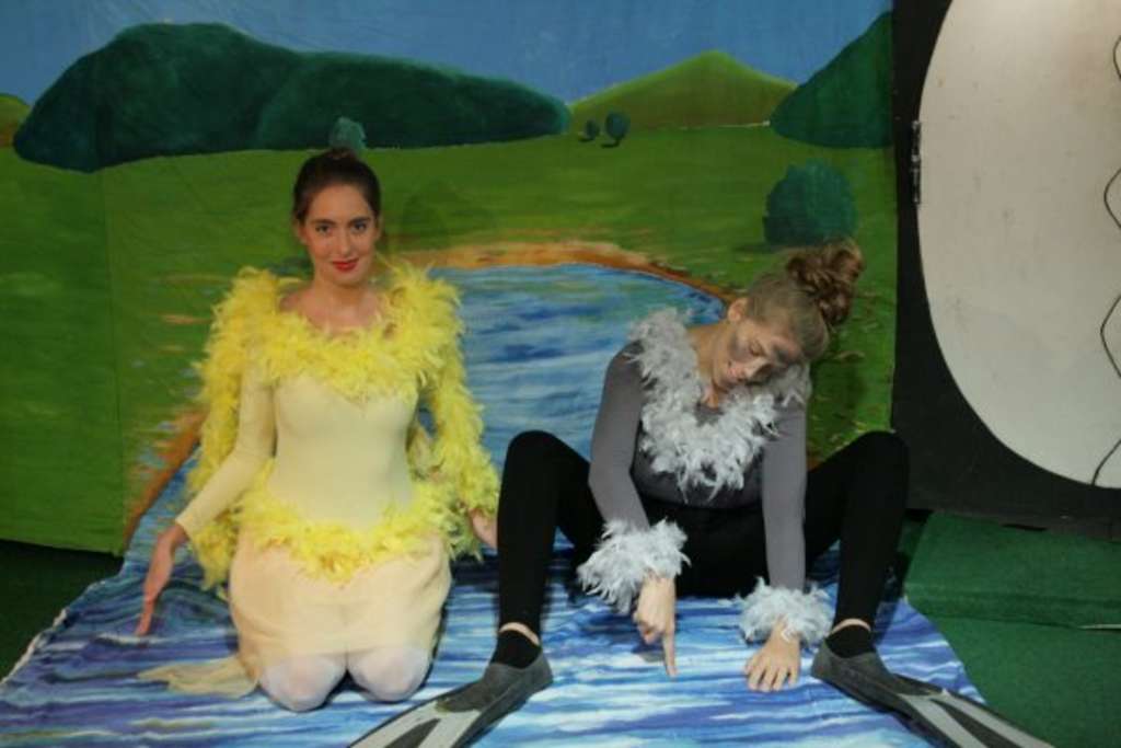 Zwei Frauen als Enten verkleidet