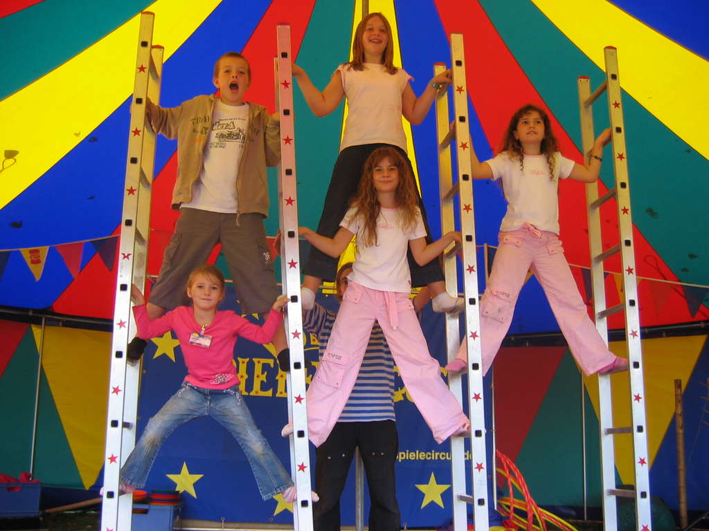 Kinder, die auf Leitern stehen 