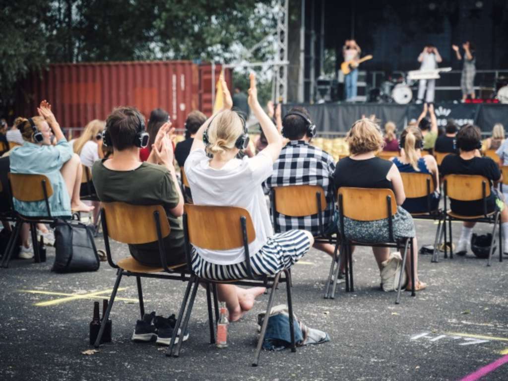 Zuschauerinnen und Zuschauer auf Stühlen