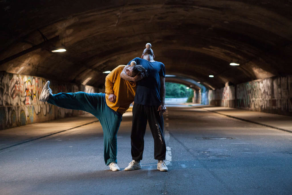 Zwei Männer, nebeneinander stehend, mit Bällen im Gesicht.