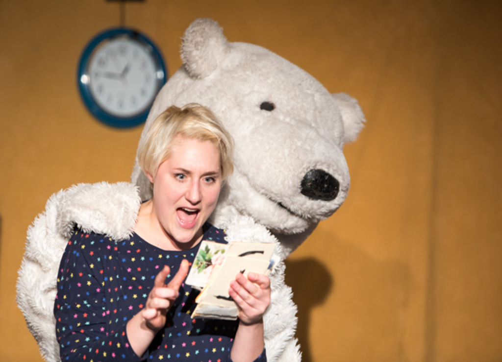 Frau wird von Kuscheltierbär von hinten umarmt