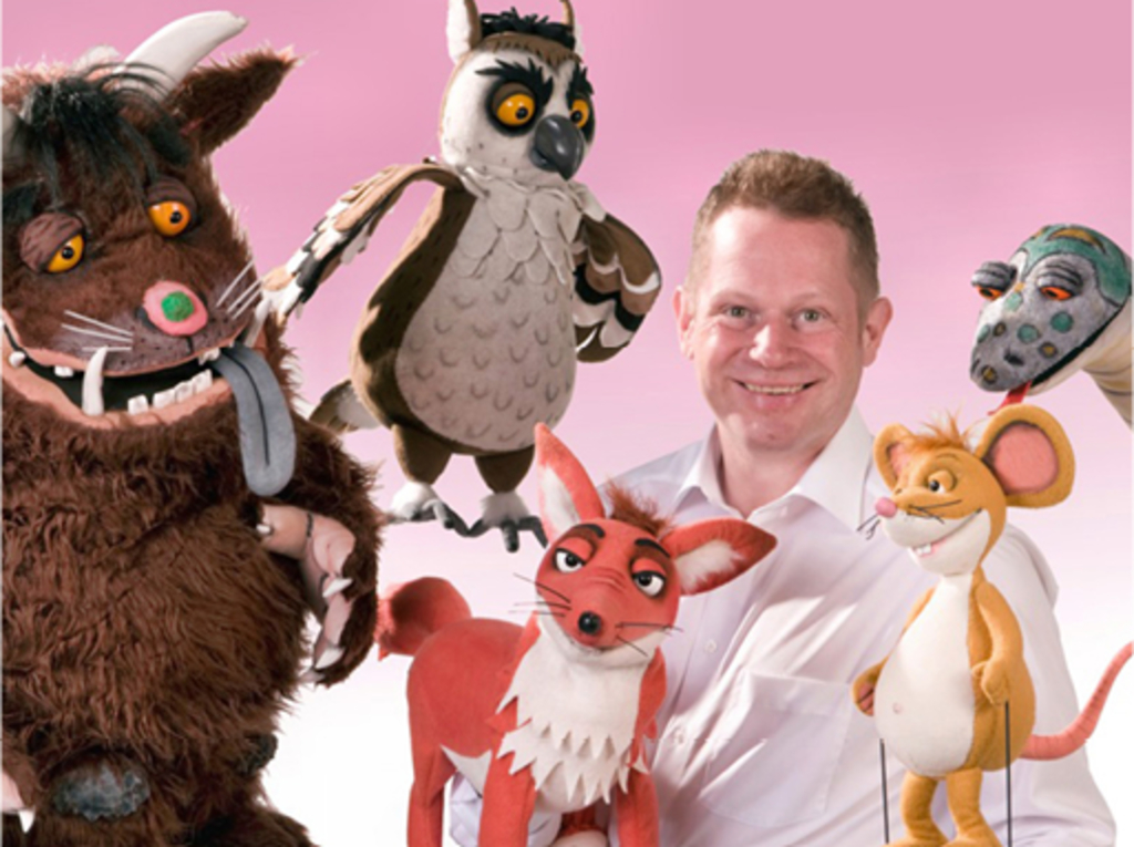 Andreas Blaschke mit den Tieren aus "Der Grüffelo" - dem Grüffelo, der Fuchs, die Eule, die Schlange und die Maus
