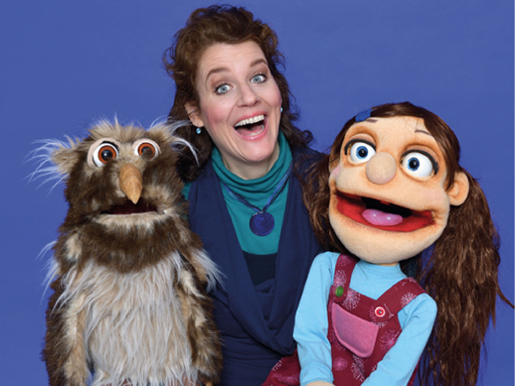 Fritzi Benders mit zwei Puppen aus dem Theater