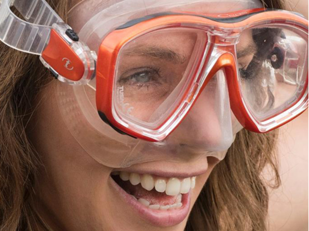 Frau mit Taucherbrille lacht