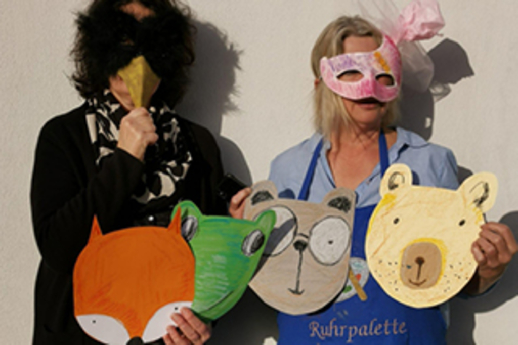 Zwei Personen tragen Tiermasken