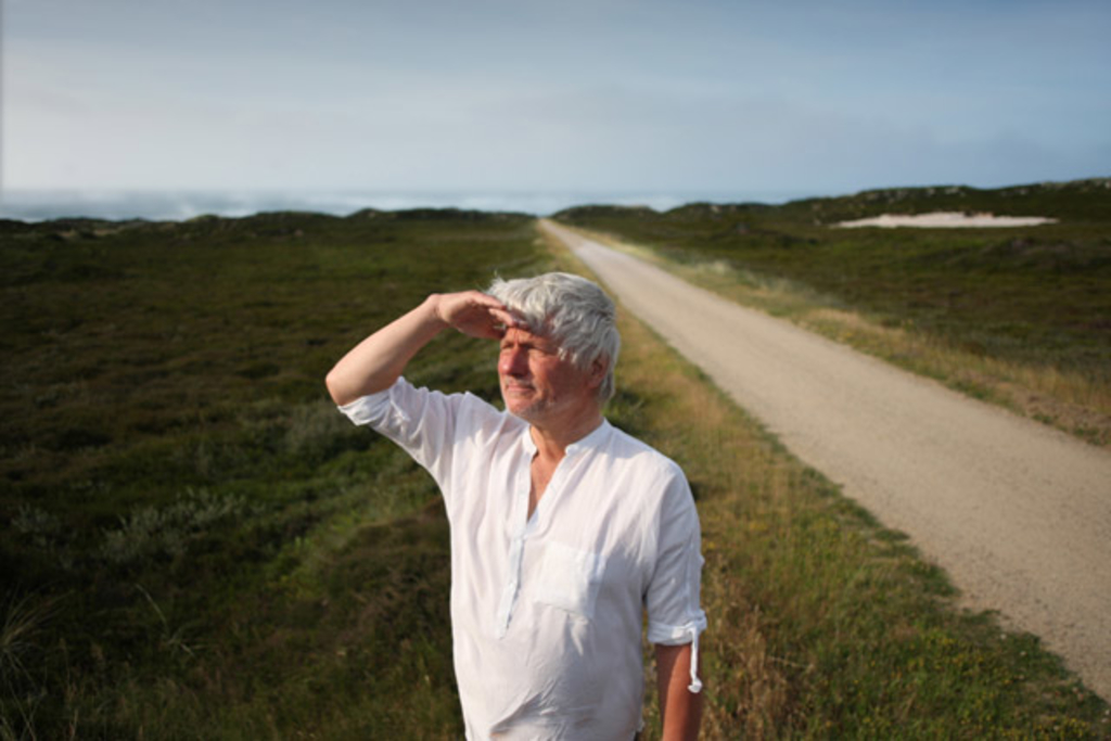 Jürgen Becker schaut in die Ferne