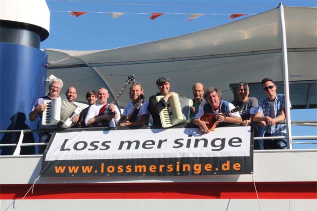 Foto der Mitsinginitiative Loss Mer Singe auf einem Boot
