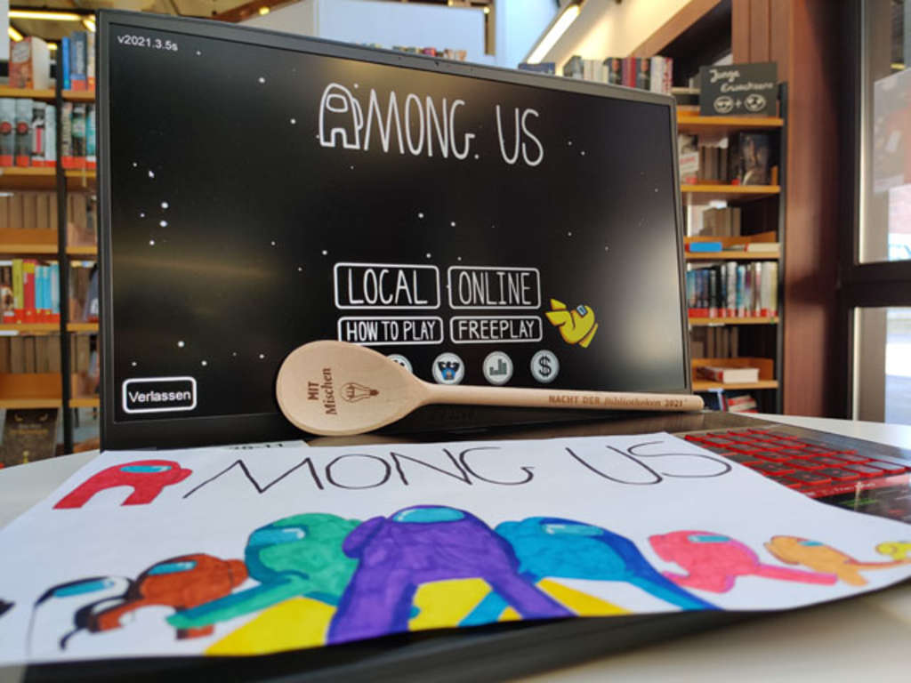 Among us steht auf einem Laptop und einem Bild
