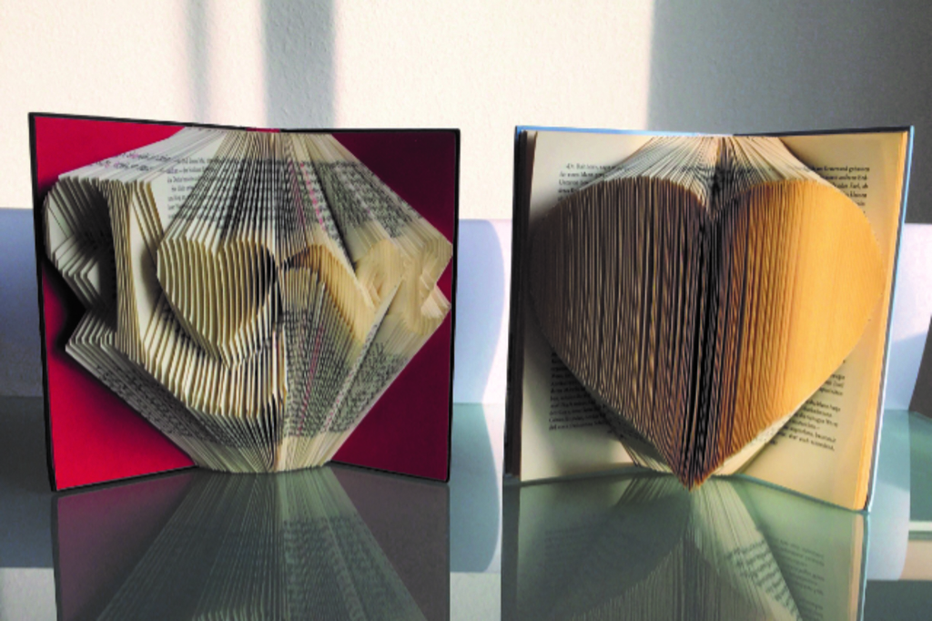 Zwei Bücher, aus denen ein Geschenk oder eine Dekoration gebastelt wurde