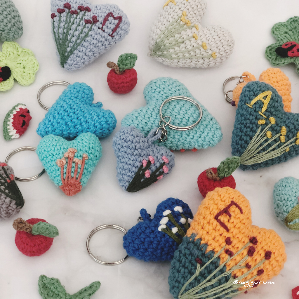 verschiedene gehäkelte Herzen und Früchte