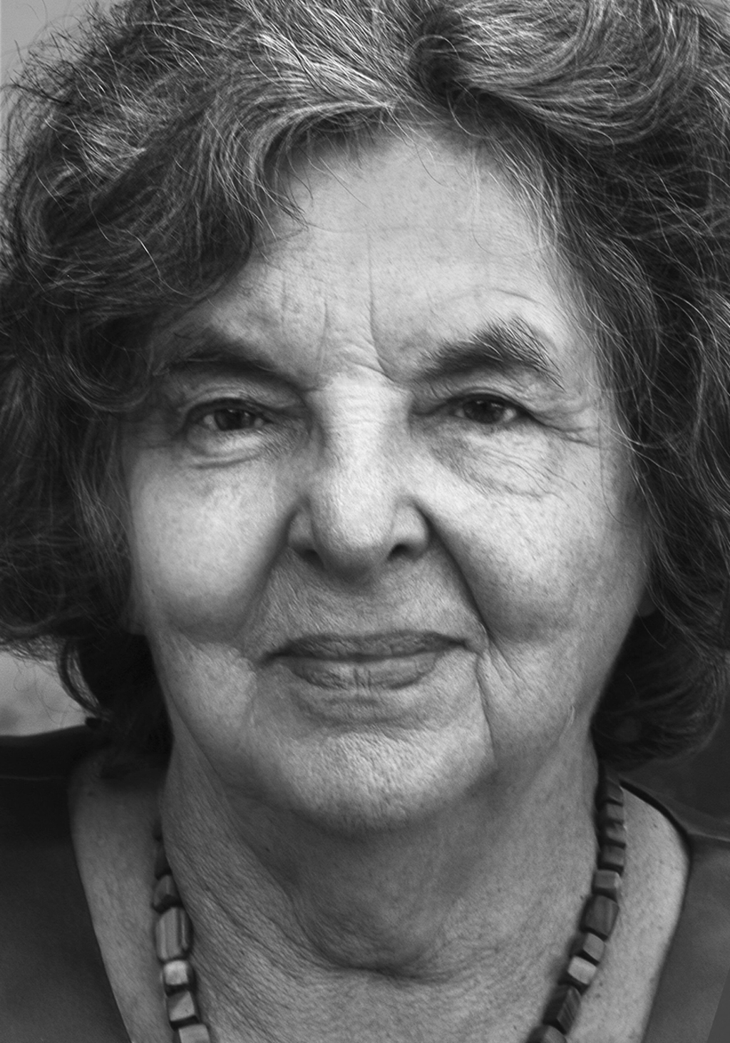 schwarz-weiß-Aufnahme von Anne Dorn. Bildausschnitt ihres Gesichts, sie schaut direkt in die Kamera