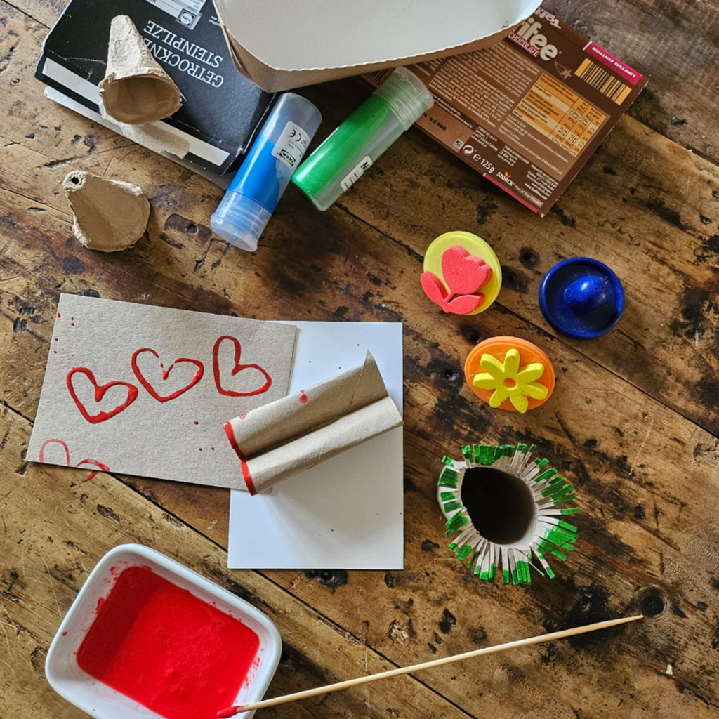 Bastelmaterialien auf einem Tisch