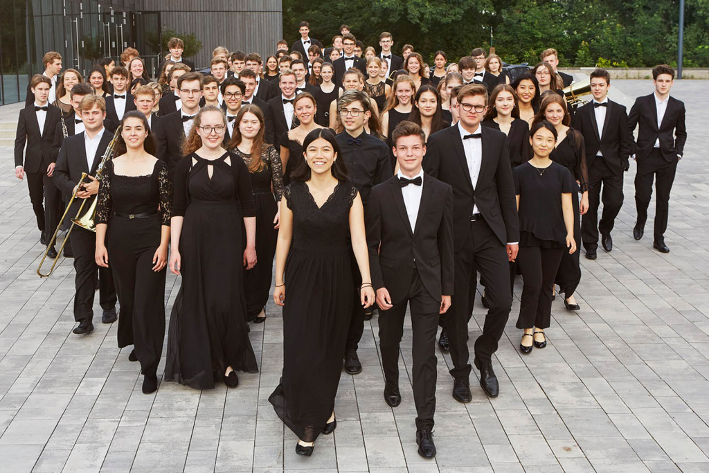 Foto der Mitglieder des Bundesjugendorchesters in Abendgarderobe auf einem Vorplatz