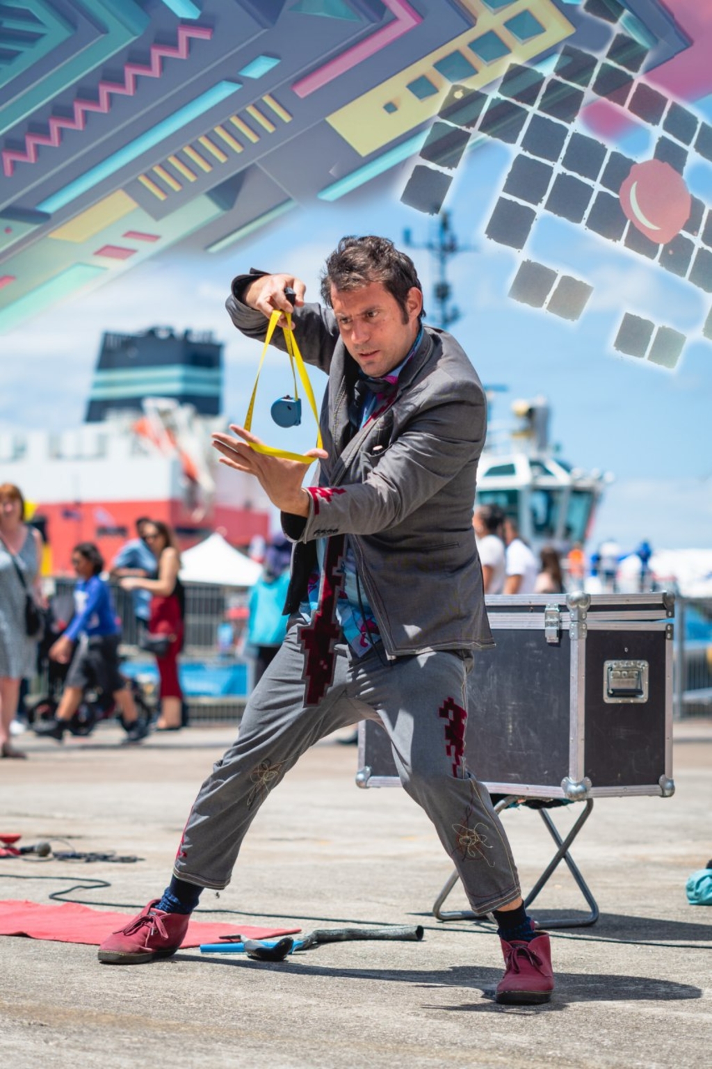 El Goma auf der Bühne bei einer Aufführung