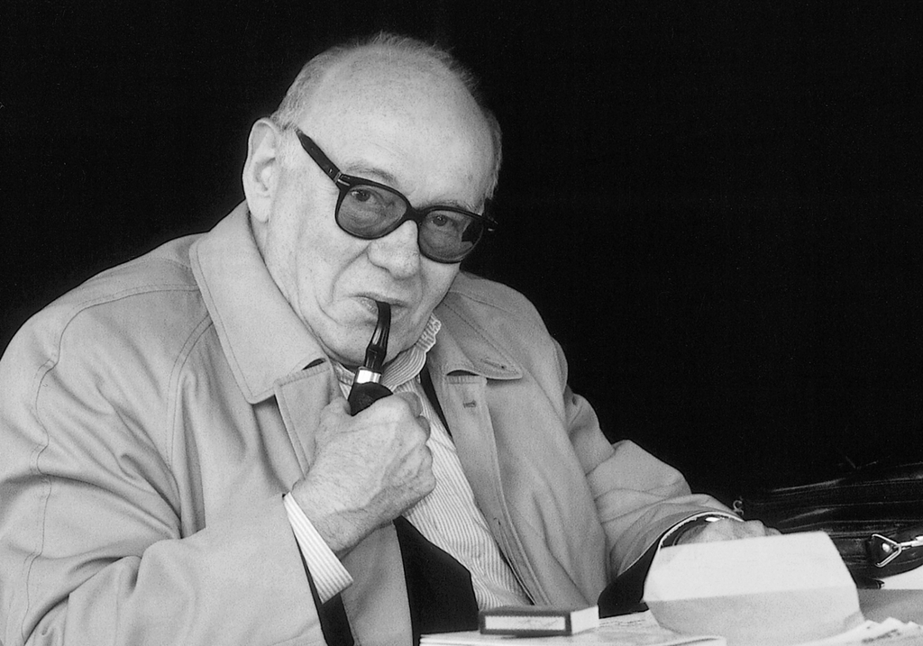 schwarz-weiß-Aufnahme des Autors, er schaut in die Kamera, während er an seiner Pfeife zieht