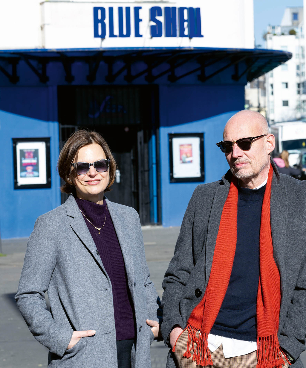 Portait von Gisa Funck und Gregor Schwering vor dem Blue Shell-Club in Köln