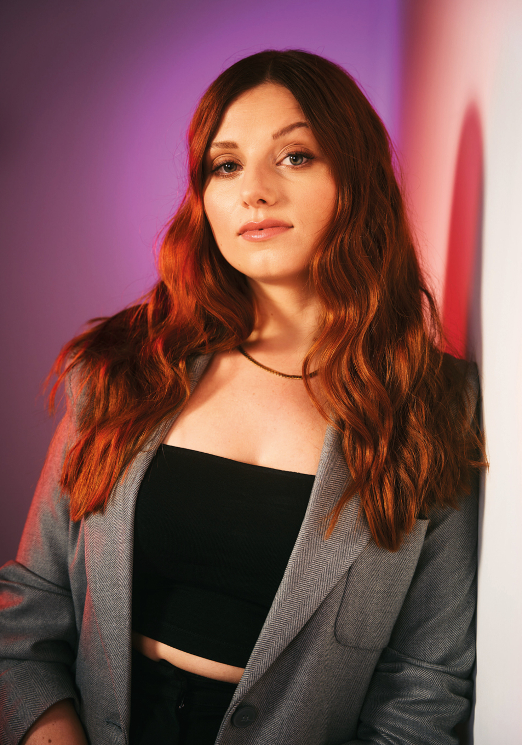 Porträt von Lara Ermer mit lilanen und roten Lichtspielen