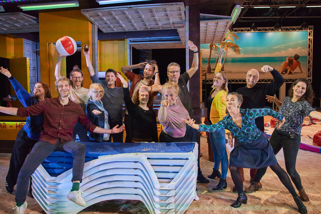 Schauspieler*innen in einem bunten Bühnenbild