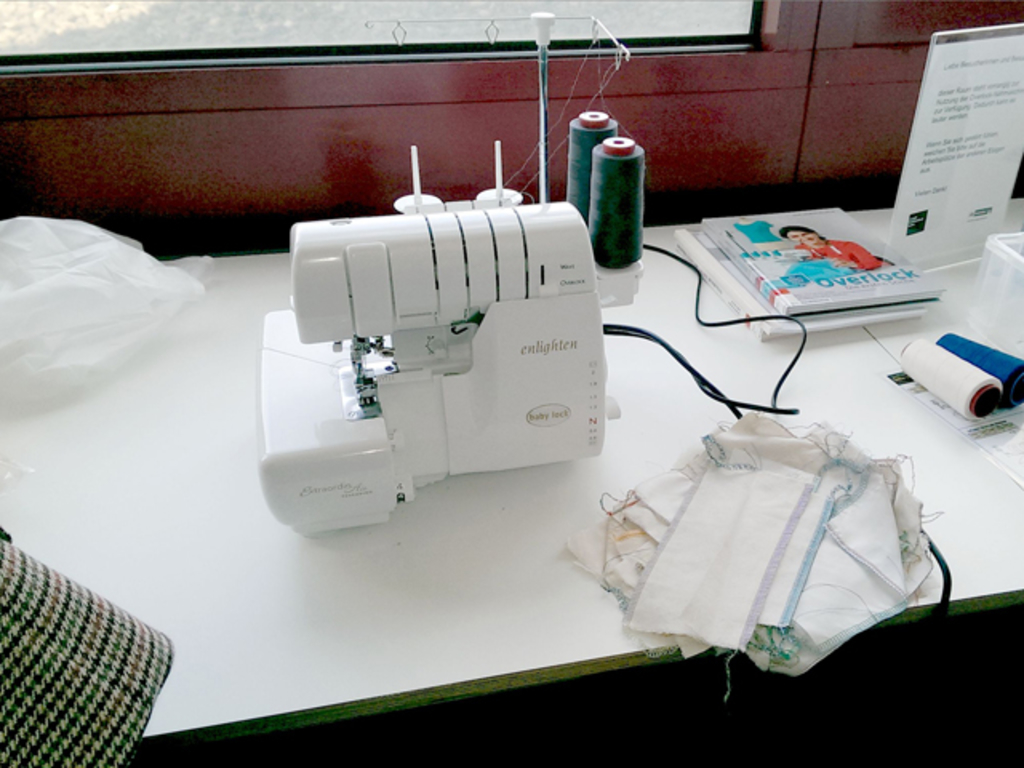Overlock Nähmaschine
