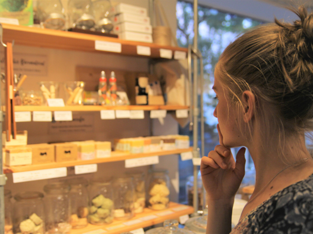 Tante Olga in ihrem Unverpackt-Laden