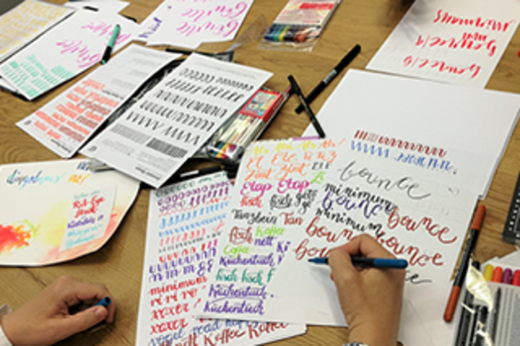 Bunt beschriftete Blätter auf dem Schreibtisch