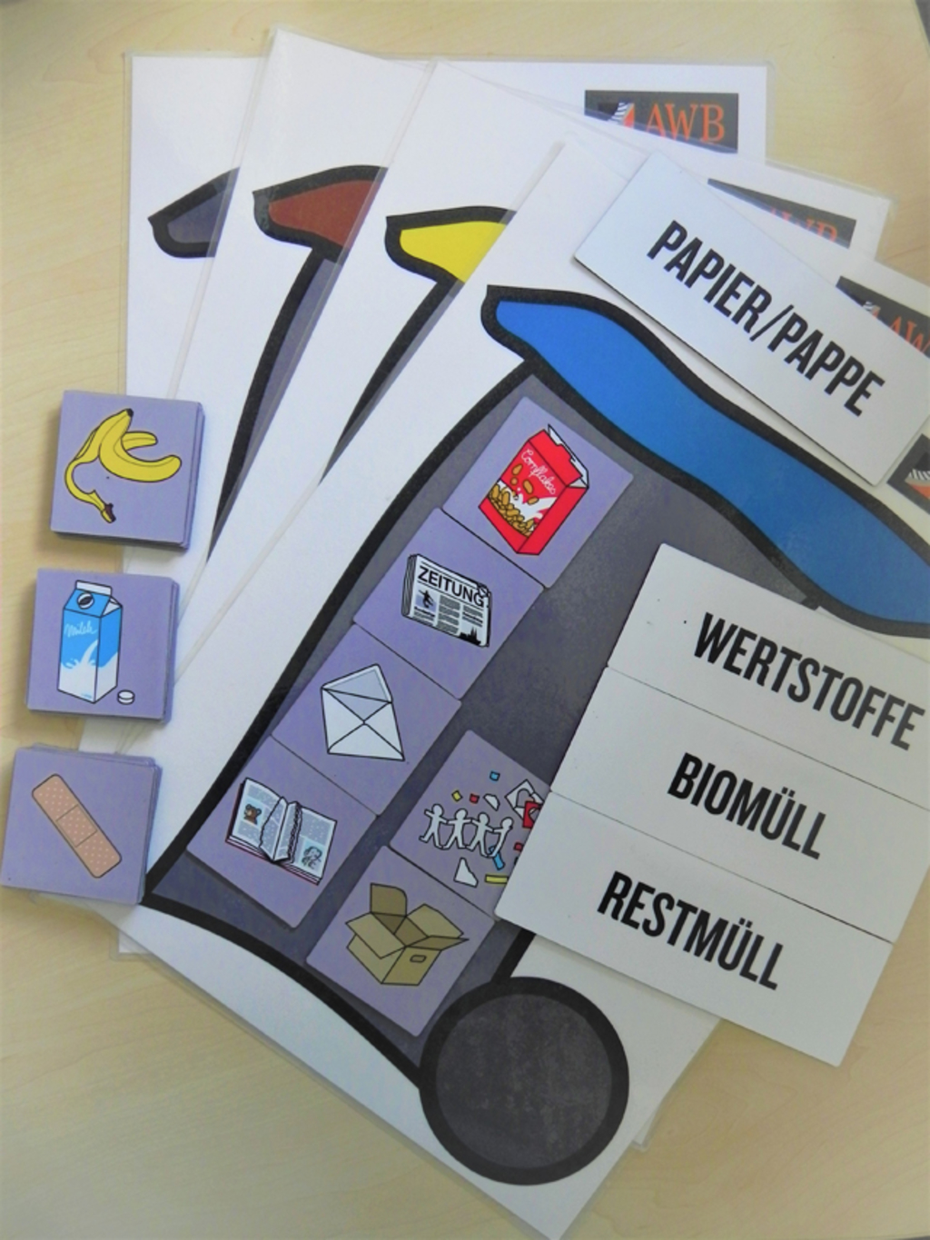 Abfotografierte Lernmaterialien zum Thema Mülltrennung