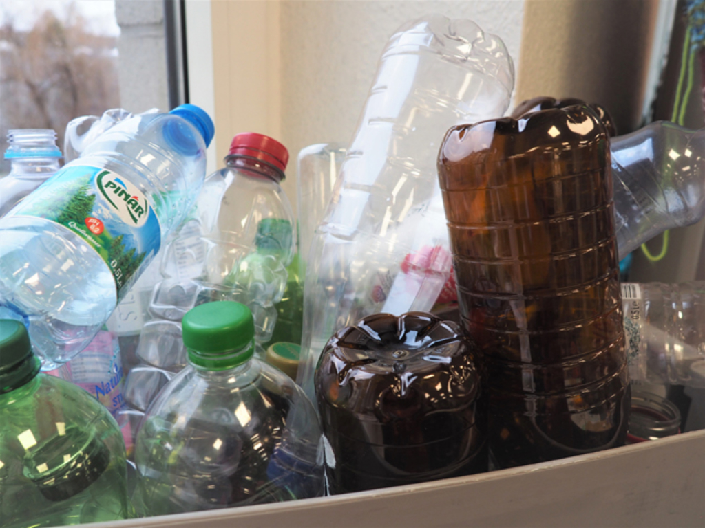 Leere PET-Flaschen in einer Kiste