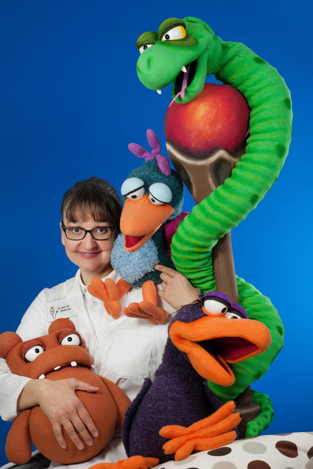 Portrait der Autorin und Ärztin mit ihren Handpuppen