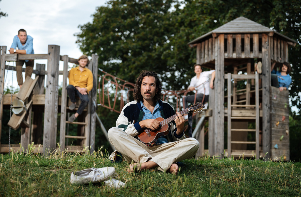 Johannes Stankowski und Band auf einem Kinderspielplatz