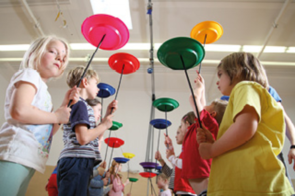 Spielezirkus - Kinder beim Tellerdrehen