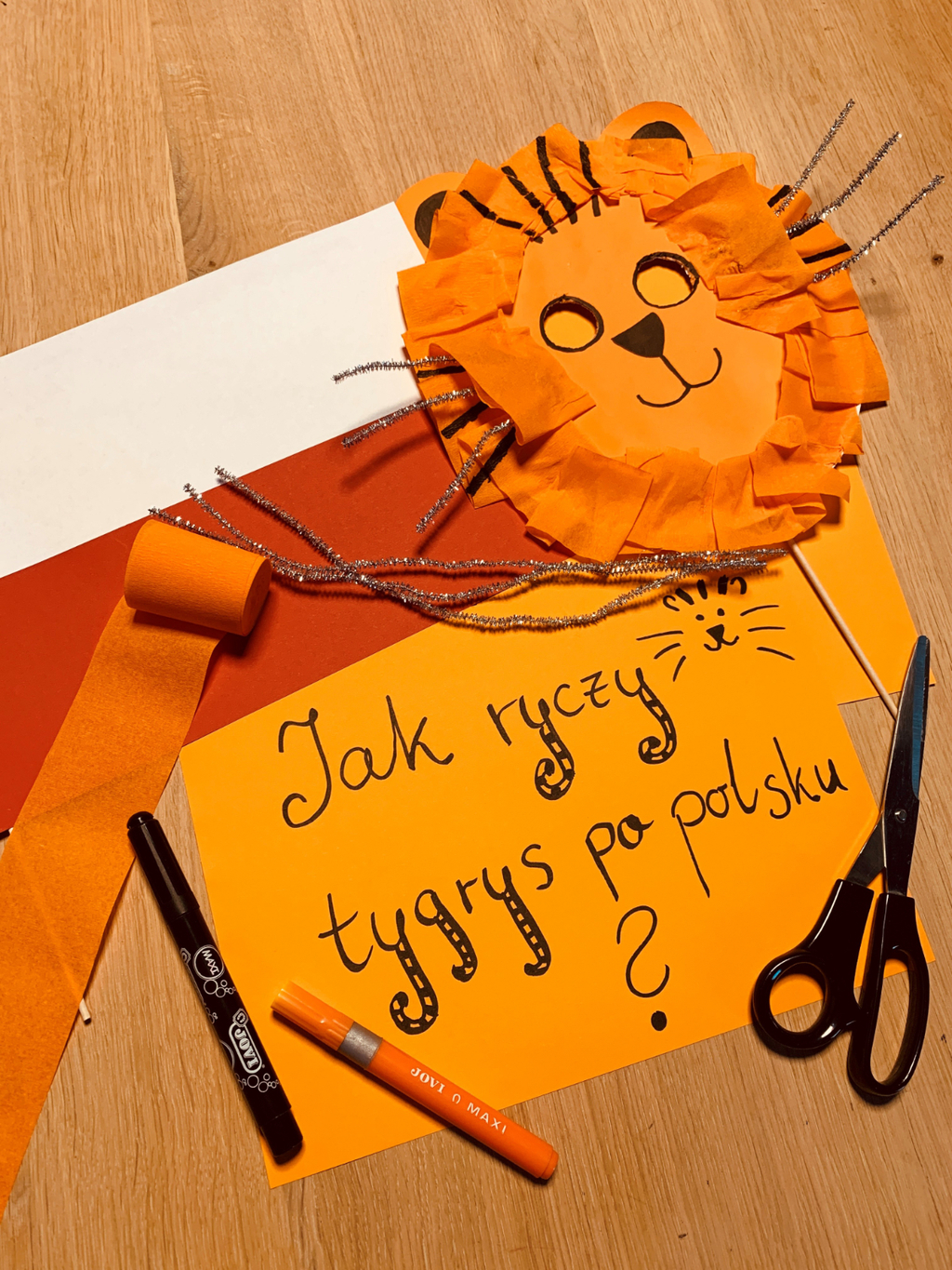 Gebastelter Tiger mit Schere, Stift und Materialien