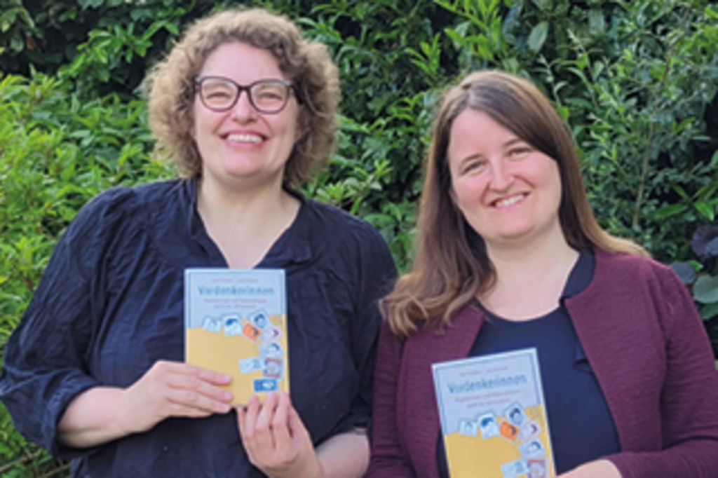Foto von Privatdozentin Dr. Betti Hartmann und Professorin Dr. Carla Schriever mit ihrem Buch in der Hand
