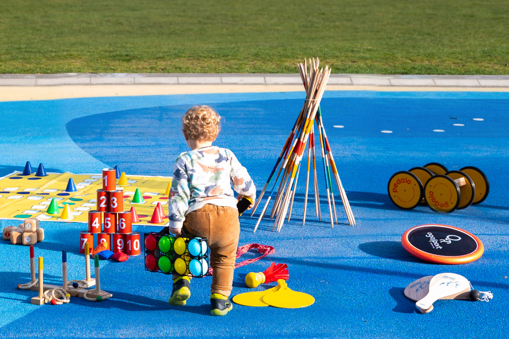 Ein Kleinkind mit Outdoor-Spielen