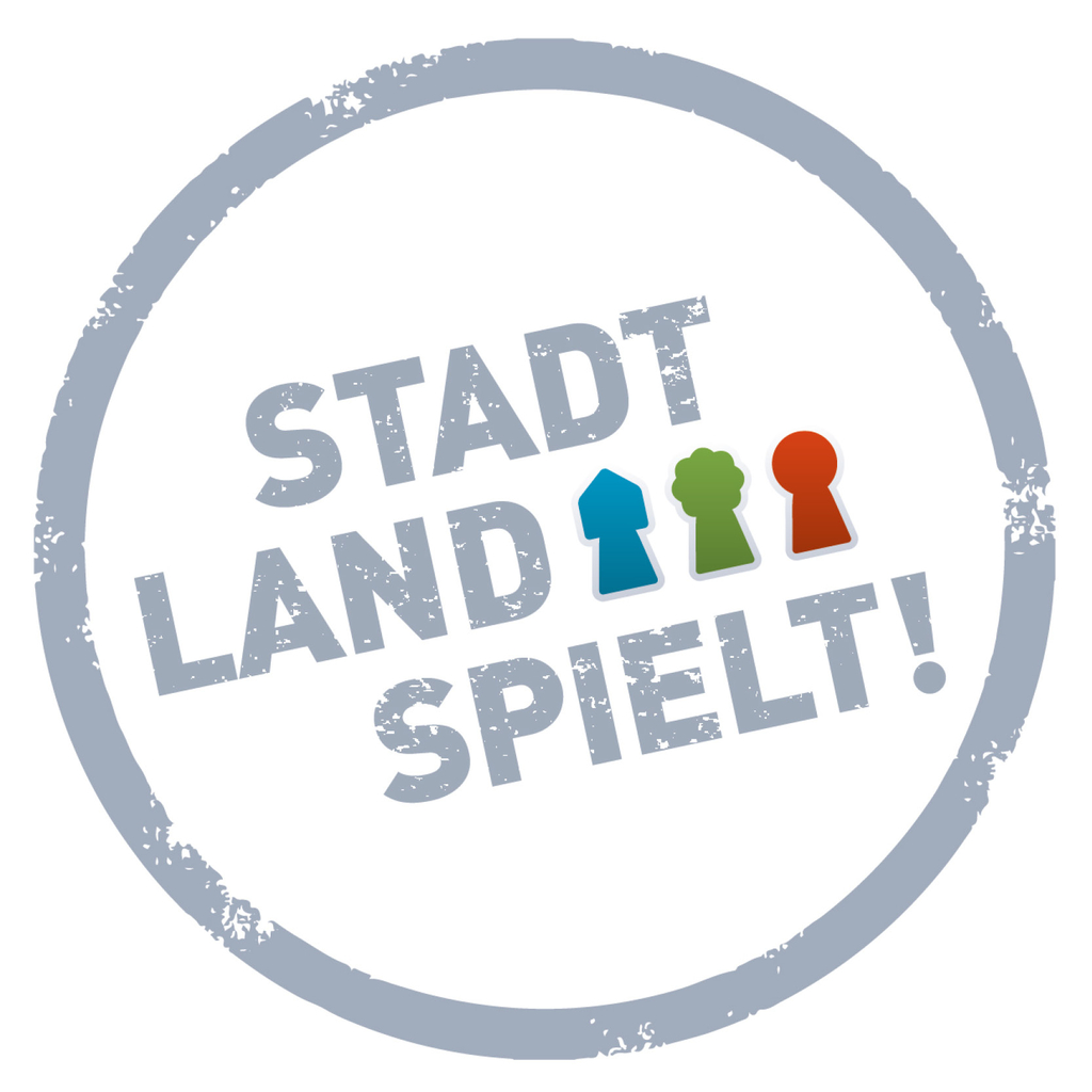 rundes Logo mit Schriftzug "Sadt-Land-Spielt!" und drei bunten Spielfiguren