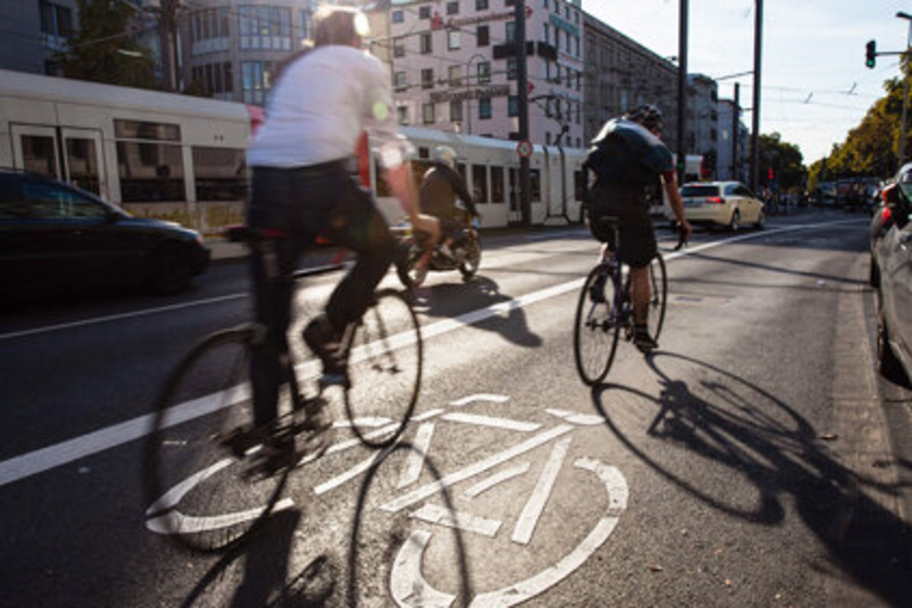 Radfahrende auf dem Radfahrstreifen der Cäcilienstraße, Link auf Karten zu Verkehr und Mobilität
