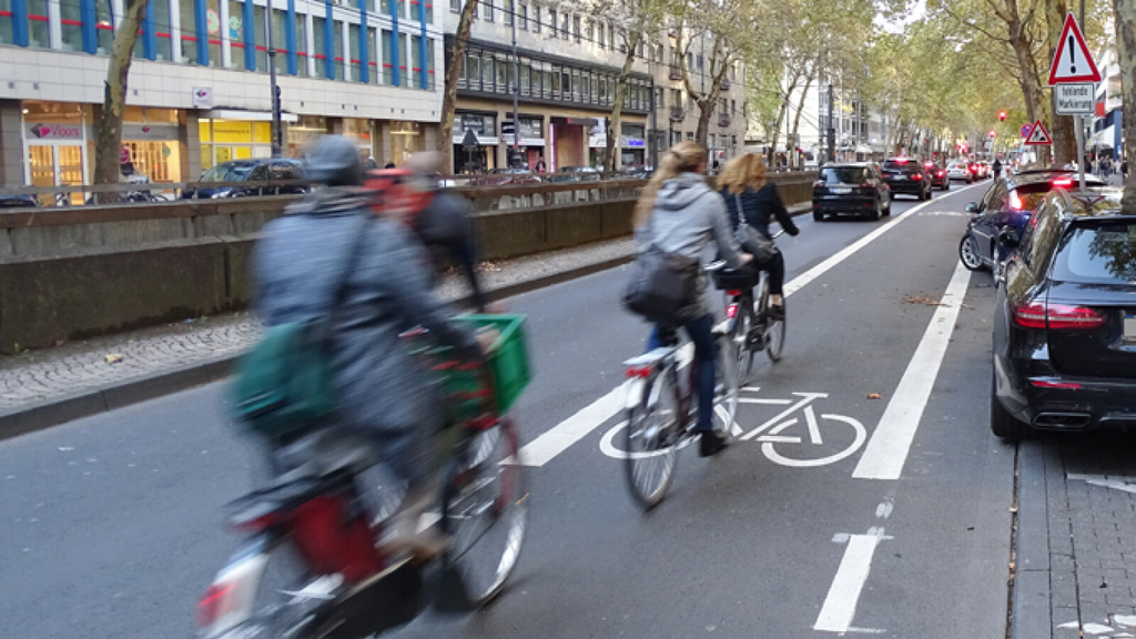 Eigene Radspur für Radfahrerinnen und Radfahrer auf dem Hohenstaufenring, Link auf Radverkehrskonzept Innenstadt - Schwerpunkt Kölner Ringe
